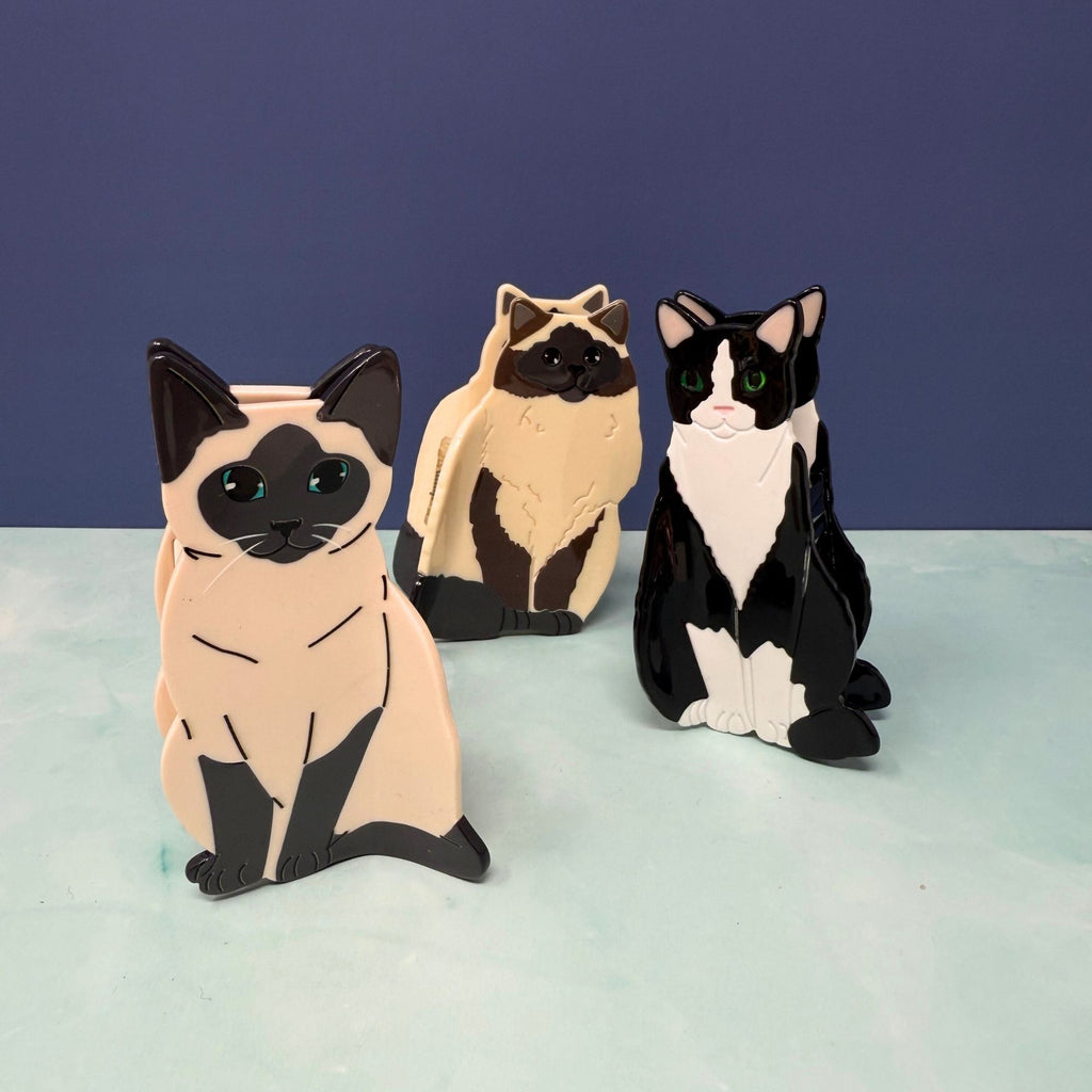 Siamese cat hair claw clip in glossy beige and black acetate with blue eyes, strong grip for all hair types